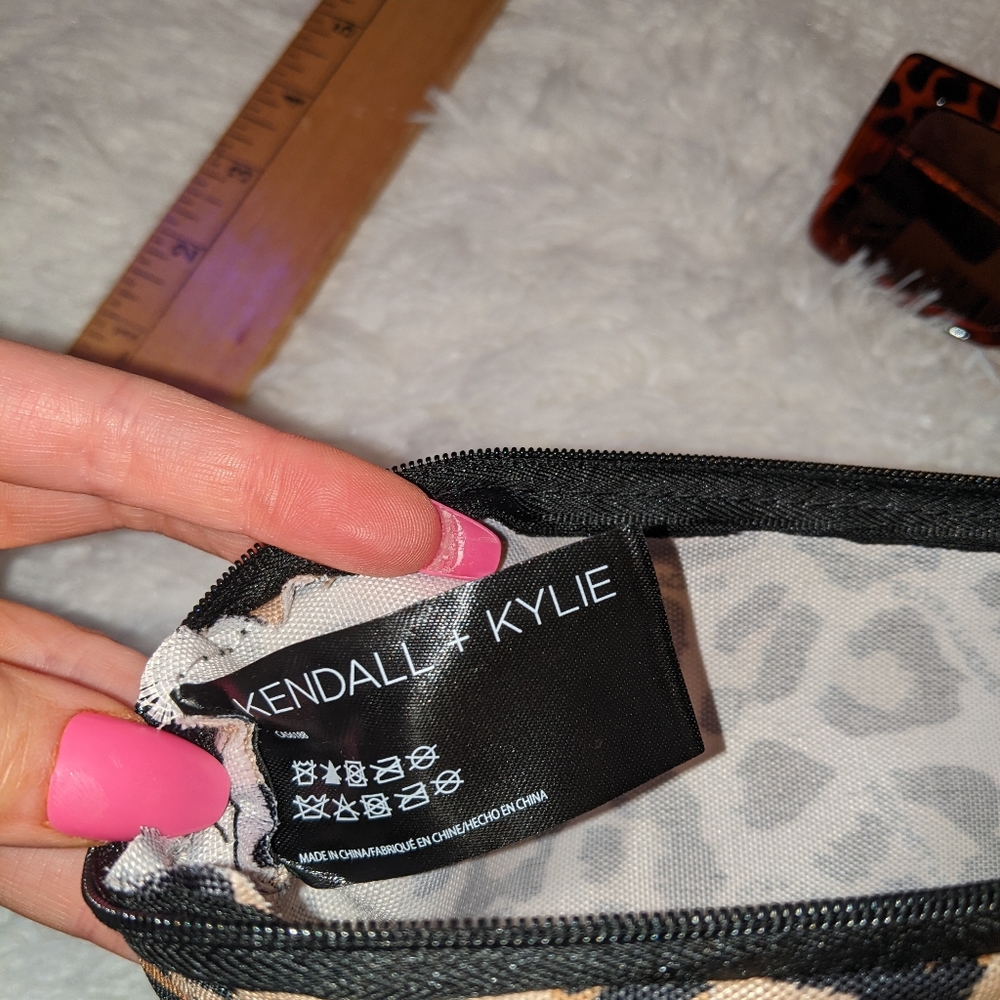 Nwt Kendall & Kylie animal print pouches/cosmetic bag w/ animal print sunglasses - Picture 15 of 16